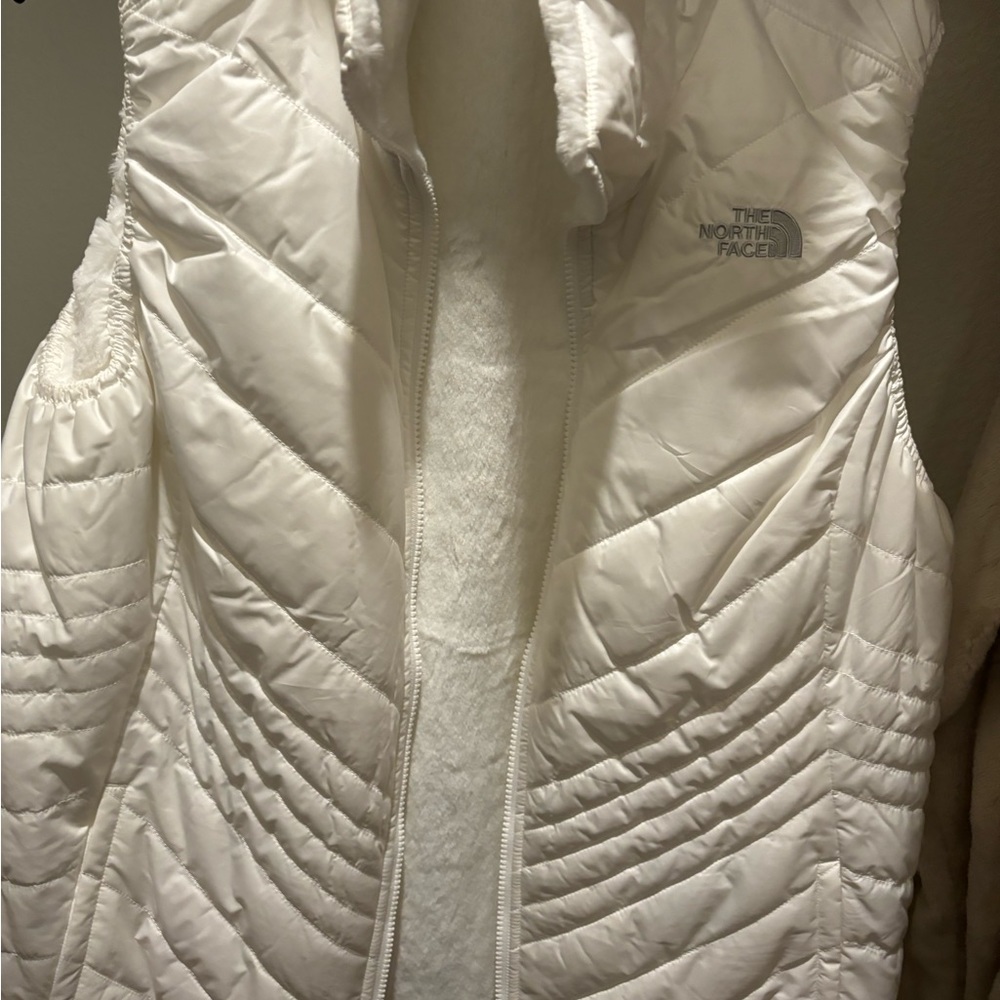 Brand New North Face Vest with two North Face Hats!!๐ค๐ค - Picture 2 of 12